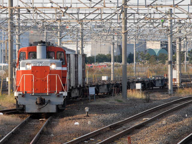 新鶴見機関区DE11-2001