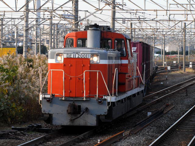 新鶴見機関区DE11-2001