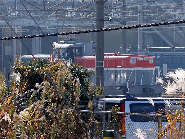 新鶴見機関区DE11-2001