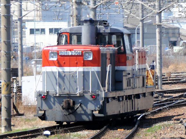 新鶴見機関区DE11-2001